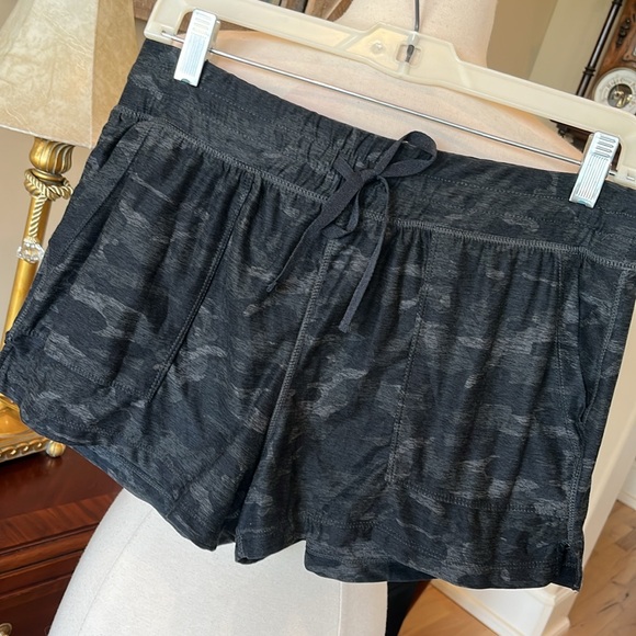 Comfy Black Camo Knit Drawstring Shorts - Picture 3 of 6